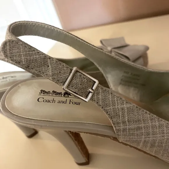 “COACH &amp; FOUR” Kaiea Bow Sling Back Peep Toe