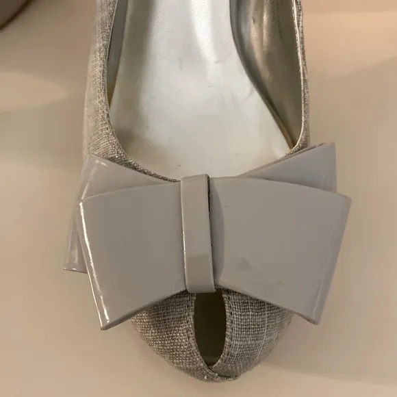 “COACH &amp; FOUR” Kaiea Bow Sling Back Peep Toe