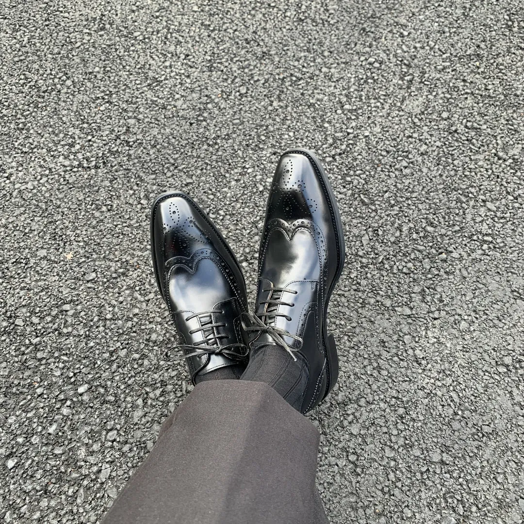Elegant Black Leather Wingtip Oxford Shoes with Wooden Shoe Trees For Men