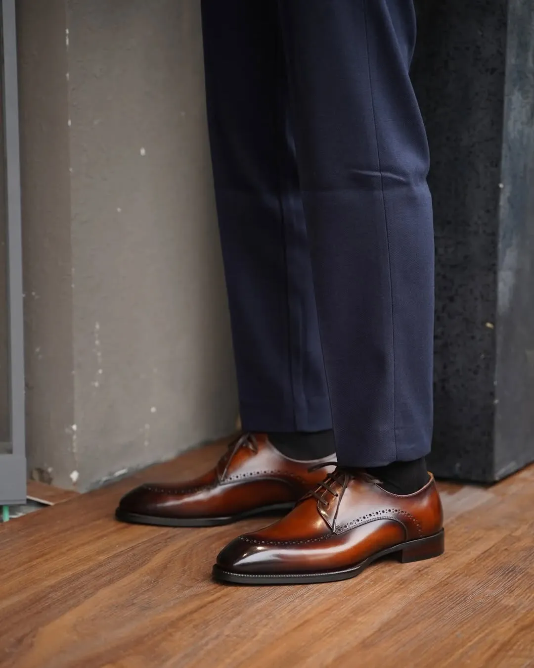 Elegant Tan Leather Wingtip Oxford Shoes with Wooden Shoe Trees For Men