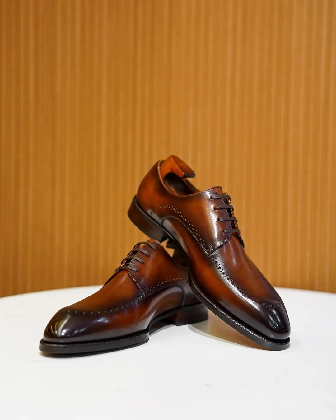 Elegant Tan Leather Wingtip Oxford Shoes with Wooden Shoe Trees For Men