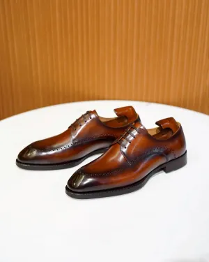 Elegant Tan Leather Wingtip Oxford Shoes with Wooden Shoe Trees For Men