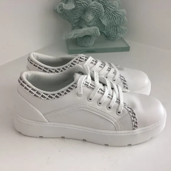 NEW DKNY GIRLS WHITE LEATHER SNEAKERS SHOES SZ 4