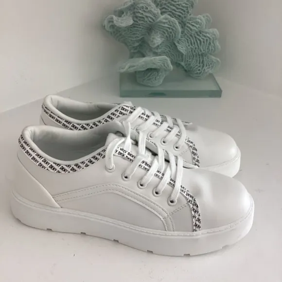 NEW DKNY GIRLS WHITE LEATHER SNEAKERS SHOES SZ 4