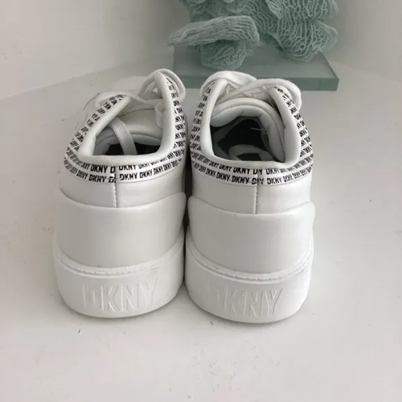 NEW DKNY GIRLS WHITE LEATHER SNEAKERS SHOES SZ 4