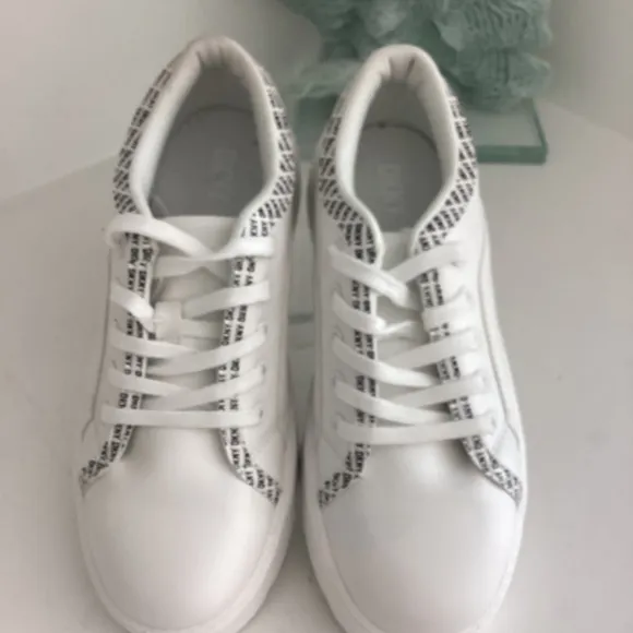 NEW DKNY GIRLS WHITE LEATHER SNEAKERS SHOES SZ 4