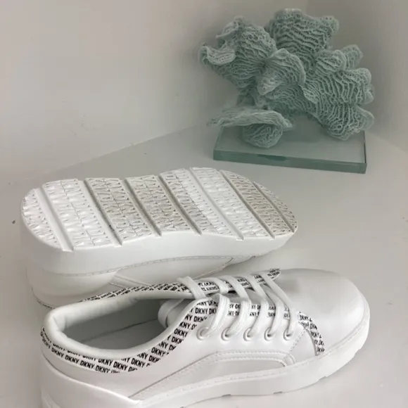 NEW DKNY GIRLS WHITE LEATHER SNEAKERS SHOES SZ 4