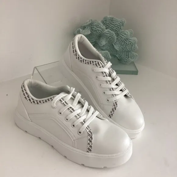 NEW DKNY GIRLS WHITE LEATHER SNEAKERS SHOES SZ 4