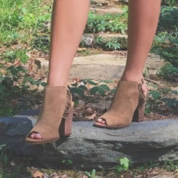 NEW Lucky Brand Suede Fringe Boho Open Toe Stacked Block Heel Sandal Shoe